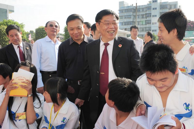 完善巡視制度 重視加強黨內(nèi)監(jiān)督