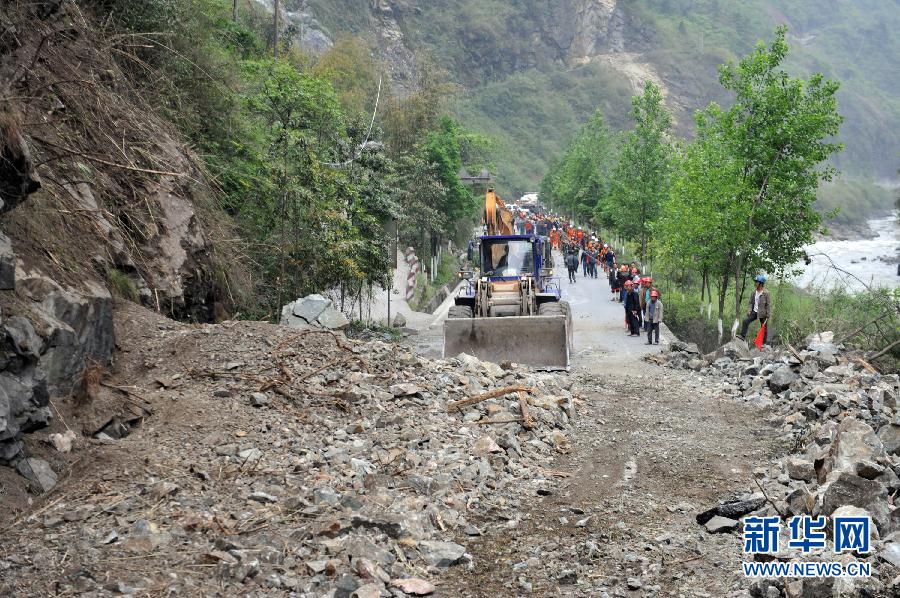 (“4·20”蘆山地震)(9)蘆山縣通往寶興縣靈關(guān)鎮(zhèn)道路已搶通