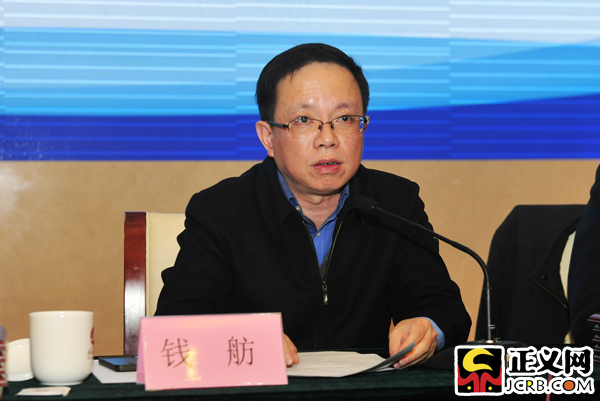 檢察日報(bào)社總編輯錢舫宣布獲獎名單