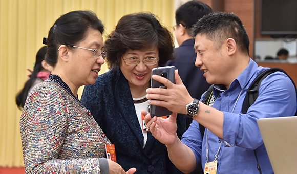 海南代表團(tuán):加強(qiáng)基層司法隊(duì)伍建設(shè)