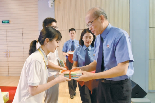 張軍第三次到北京二中與師生共話未成年人保護(hù)